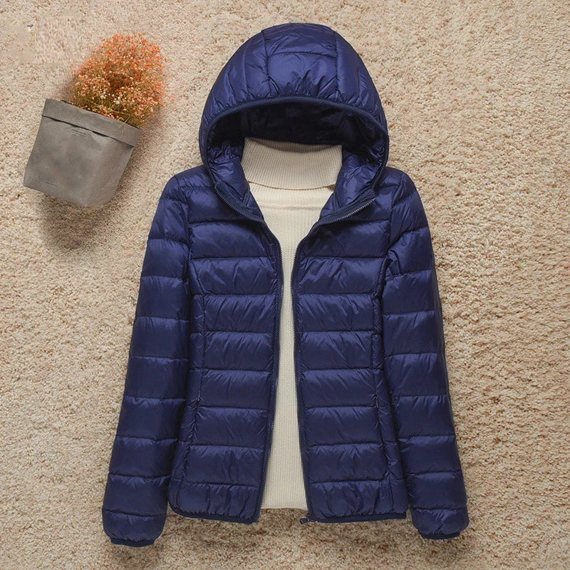 Daphne Veste Mi-Saison Femme Doudoune Légère avec Capuche Élégante & Coupe Slim, vue 2