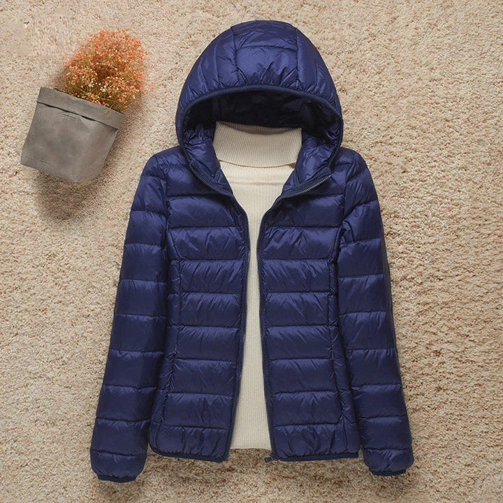 Daphne Veste Mi-Saison Femme Doudoune Légère avec Capuche Élégante & Coupe Slim, vue 2