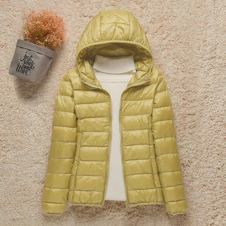 Daphne Veste Mi-Saison Femme Doudoune Légère avec Capuche Élégante & Coupe Slim