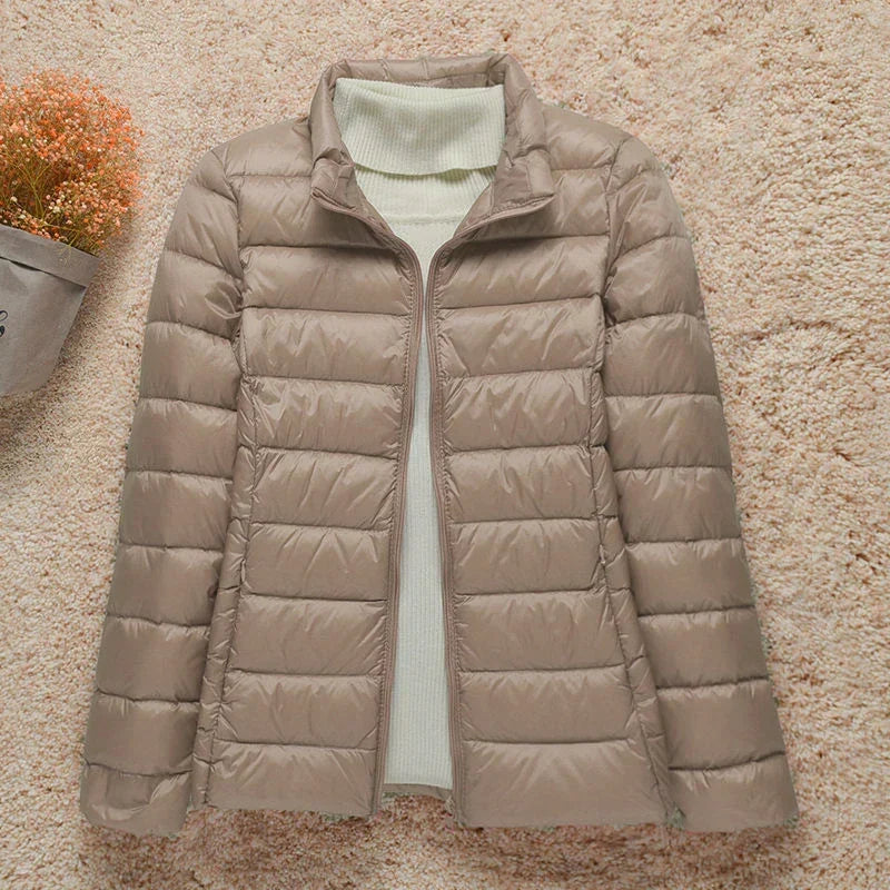 Daphne Veste Mi-Saison Femme Doudoune Légère avec Capuche Élégante & Coupe Slim, vue 16