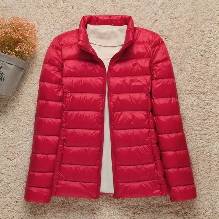 Daphne Veste Mi-Saison Femme Doudoune Légère avec Capuche Élégante & Coupe Slim, vue 17