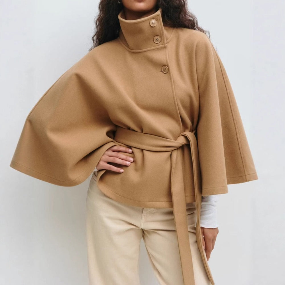 Charlotte Manteau Cape Femme Col Haut & Ceinture Ajustable pour Élégance et Chaleur Hivernale