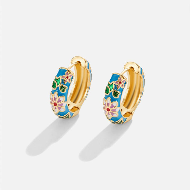 BOUCLES D’OREILLES EN CERCLE DORÉ AVEC FLEUR